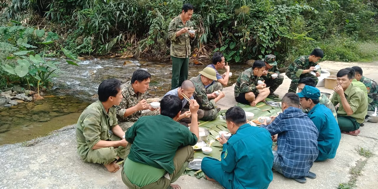 Lính quân hàm xanh trải lá chuối dọn bữa ăn bên suối để chống dịch COVID - 19 ảnh 11