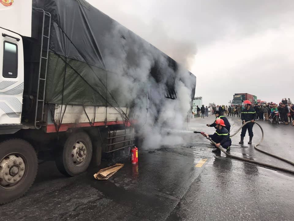 Xe tải bốc cháy khi lưu thông trên đường tránh Vinh ảnh 2