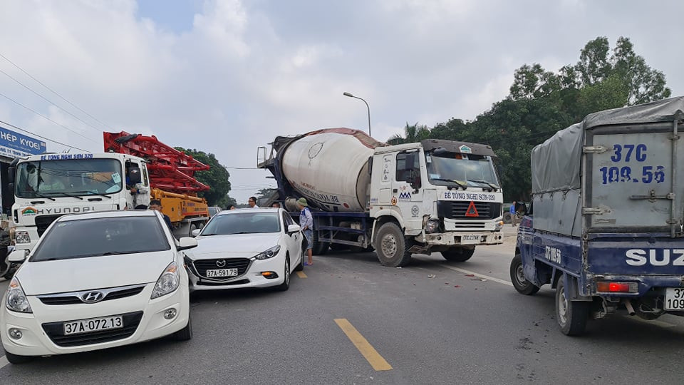 Tai nạn liên hoàn, hàng trăm phương tiện tắc nghẽn trên quốc lộ 46 ảnh 1