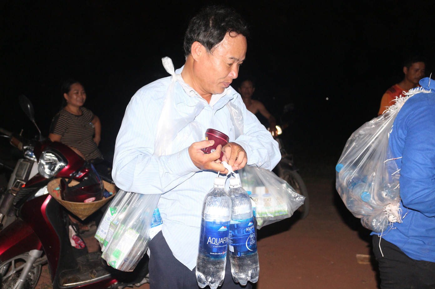 Lên dốc vượt núi tiếp tế lương thực cho lực lượng dập lửa cứu rừng ảnh 2