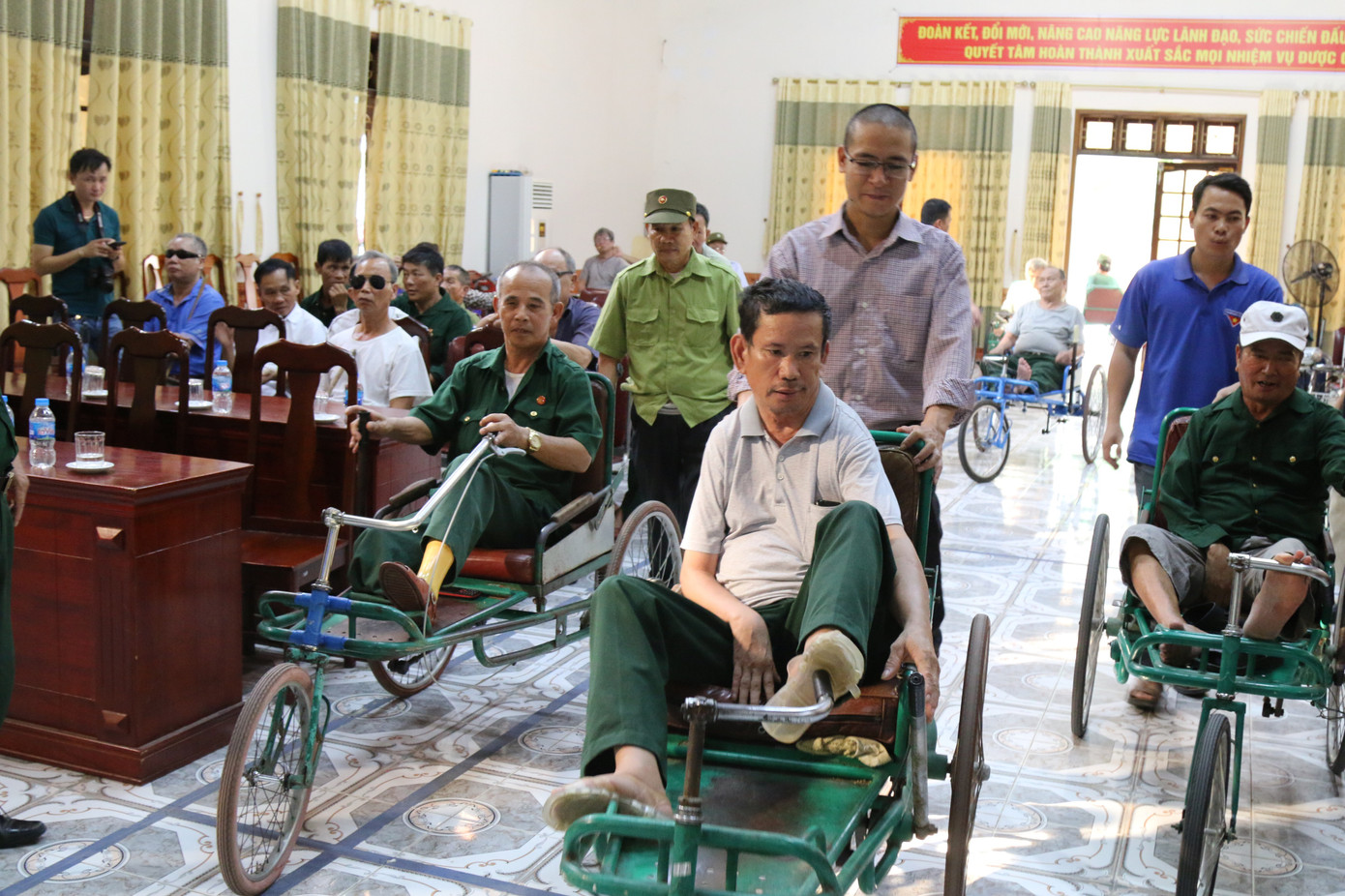 Tập đoàn Him Lam, báo Tiền Phong trao quà tri ân Thương bệnh binh nặng Nghệ An ảnh 2