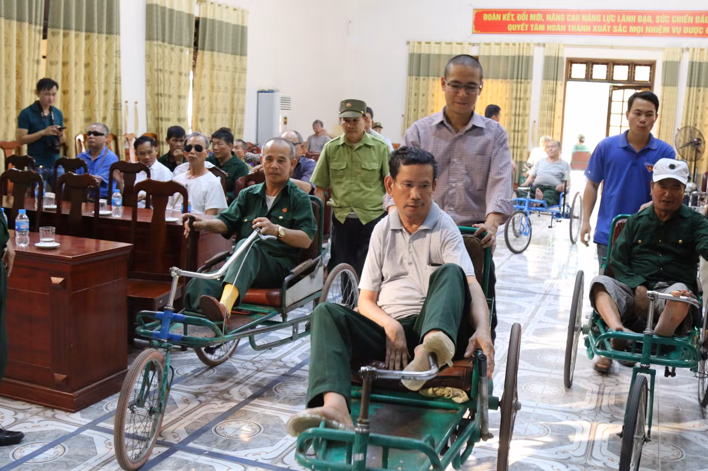Tập đoàn Him Lam, báo Tiền Phong trao quà tri ân Thương bệnh binh nặng Nghệ An ảnh 2