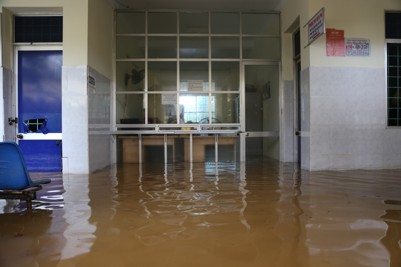 Chạy máy phát điện mổ khẩn cấp cho bệnh nhân tại Quảng Bình bị cô lập trong ‘rốn lũ’ ảnh 3