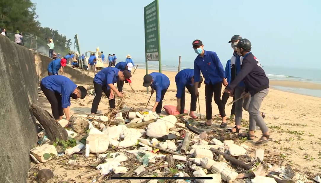 Hơn 150 đoàn viên thanh niên Hà Tĩnh ra quân làm sạch biển ảnh 2