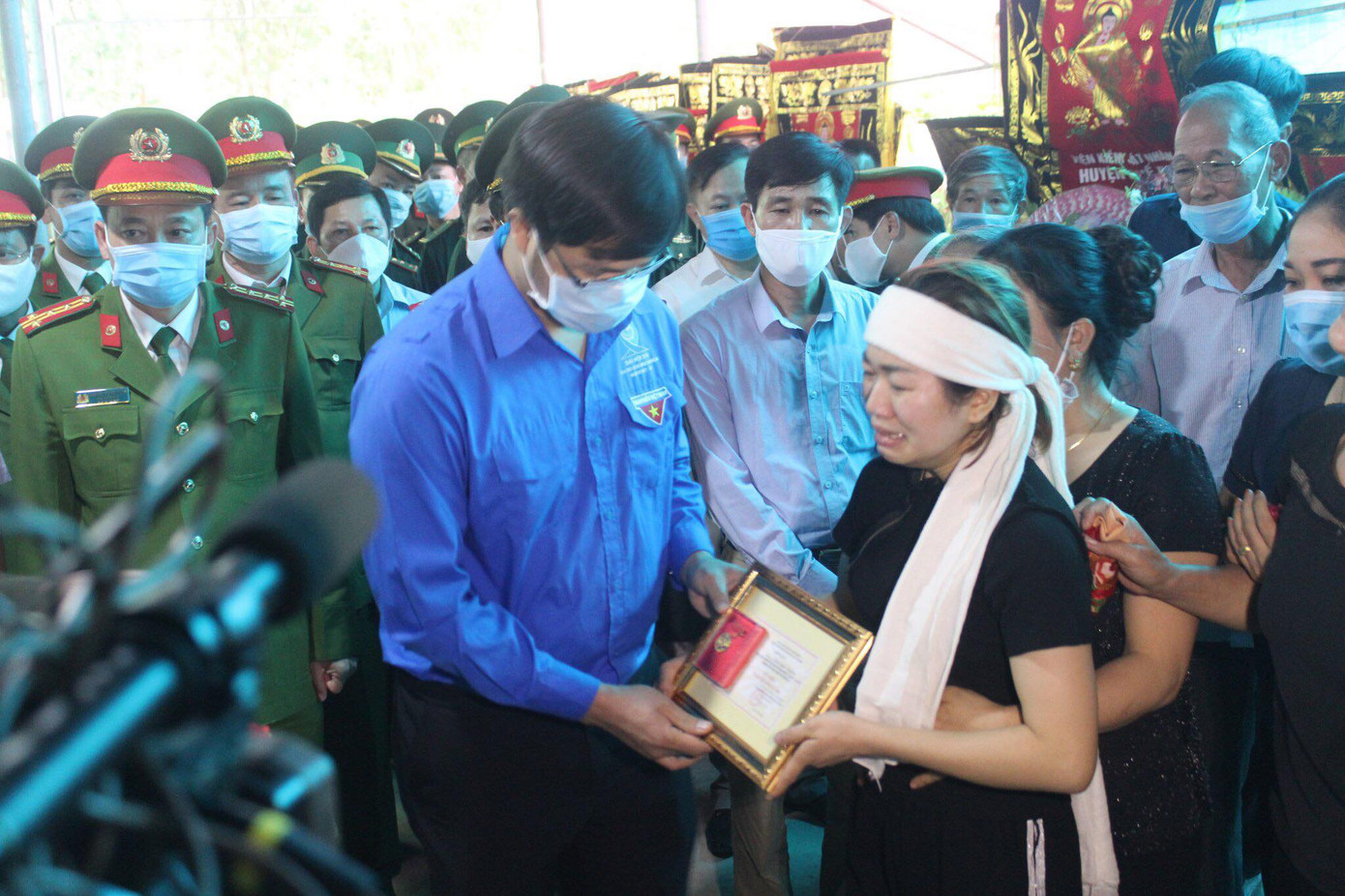 Trung ương Đoàn tặng huy hiệu Tuổi trẻ dũng cảm cho thượng úy hy sinh khi làm nhiệm vụ ảnh 2