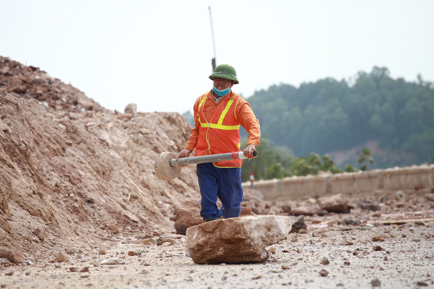 Nổ mìn phá đá thông tuyến trên quốc lộ 46 ảnh 8