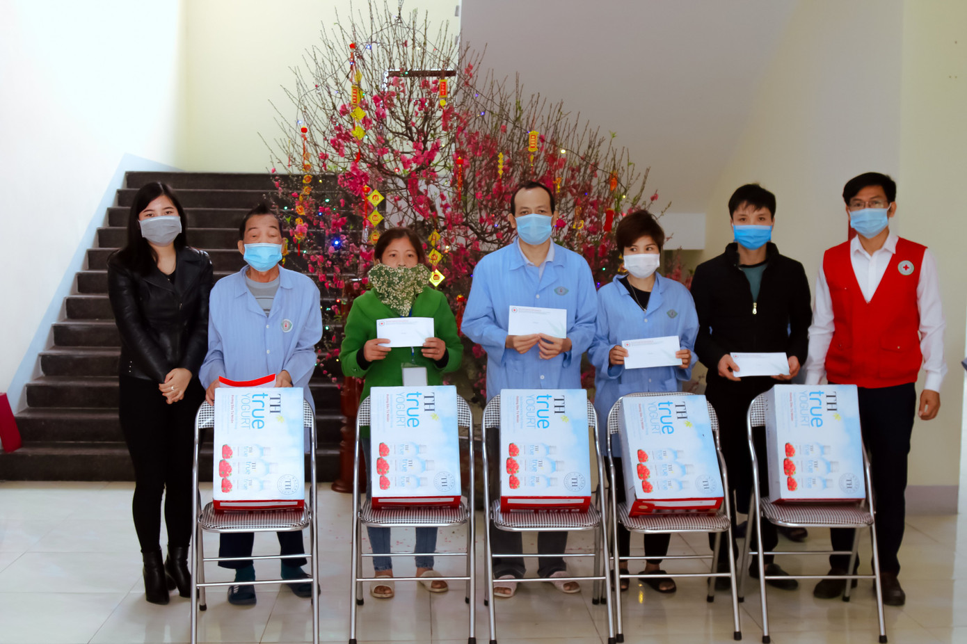 Quỹ Vì Tầm Vóc Việt, báo Tiền Phong trao quà cho người nghèo dịp tết Nguyên đán ảnh 6