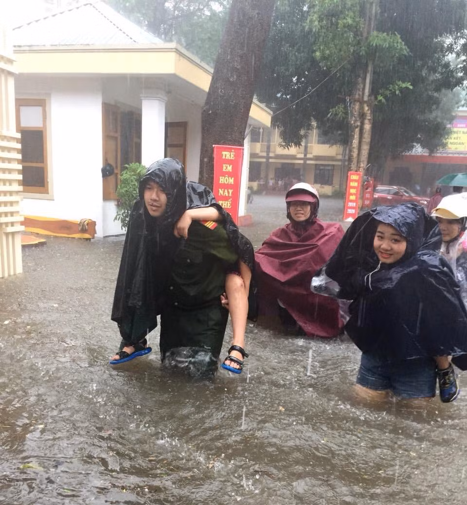 Hàng ngàn ngôi nhà ở Nghệ An bị ngập, 3 người chết do mưa lũ ảnh 1
