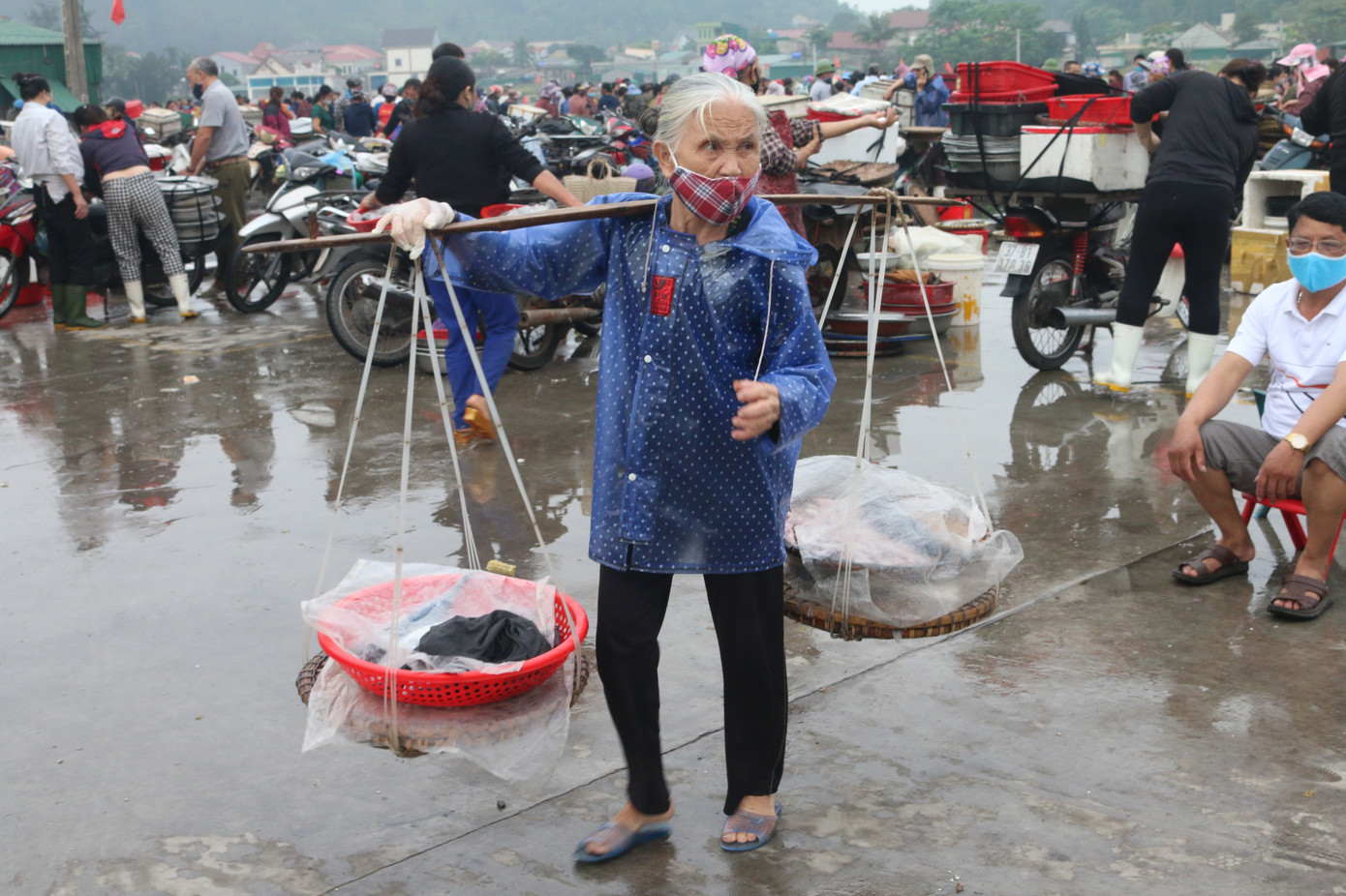 Nhịp sống nơi cảng cá bình yên mỗi chuyến thuyền về cập bến ảnh 14