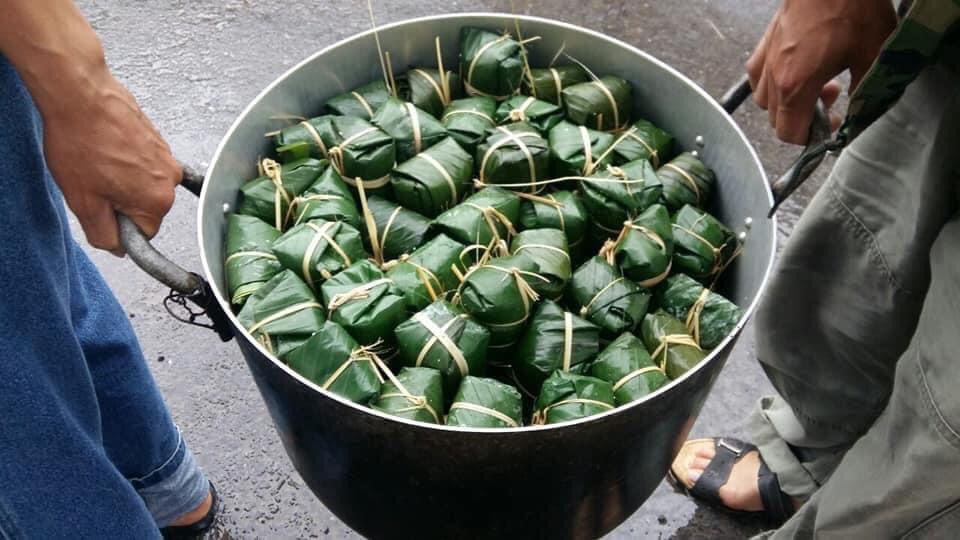 Ấm lòng những nồi bánh chưng cứu đói dân vùng lũ ảnh 11