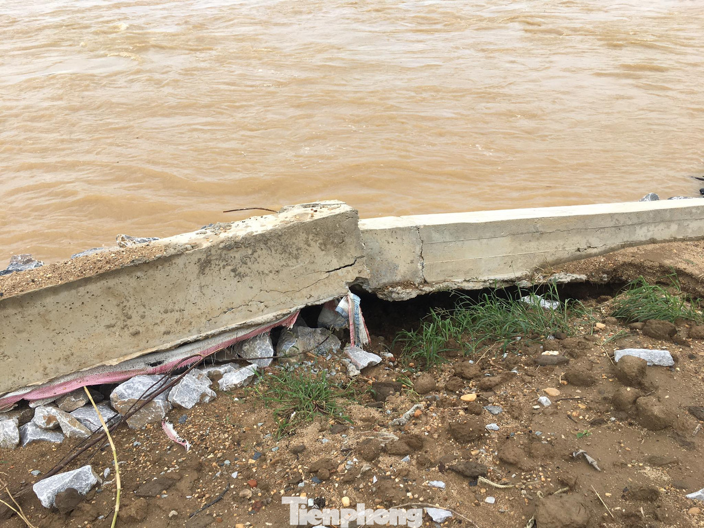 Bờ kè dự án trên 300 tỷ đồng sụt lún, hư hỏng trước khi bão số 7 đổ bộ ảnh 1