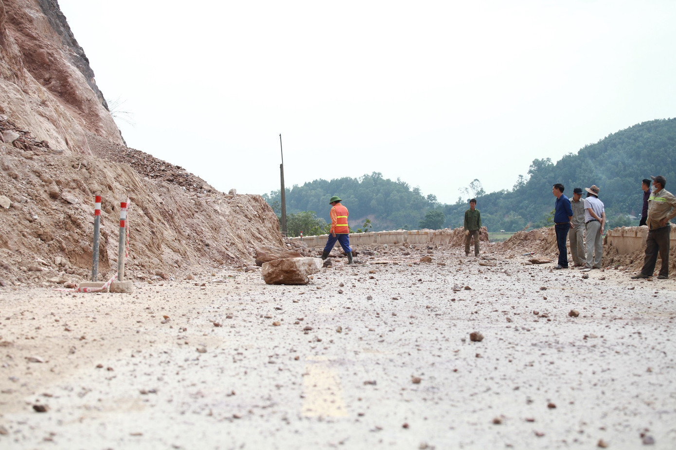 Nổ mìn phá đá thông tuyến trên quốc lộ 46 ảnh 10