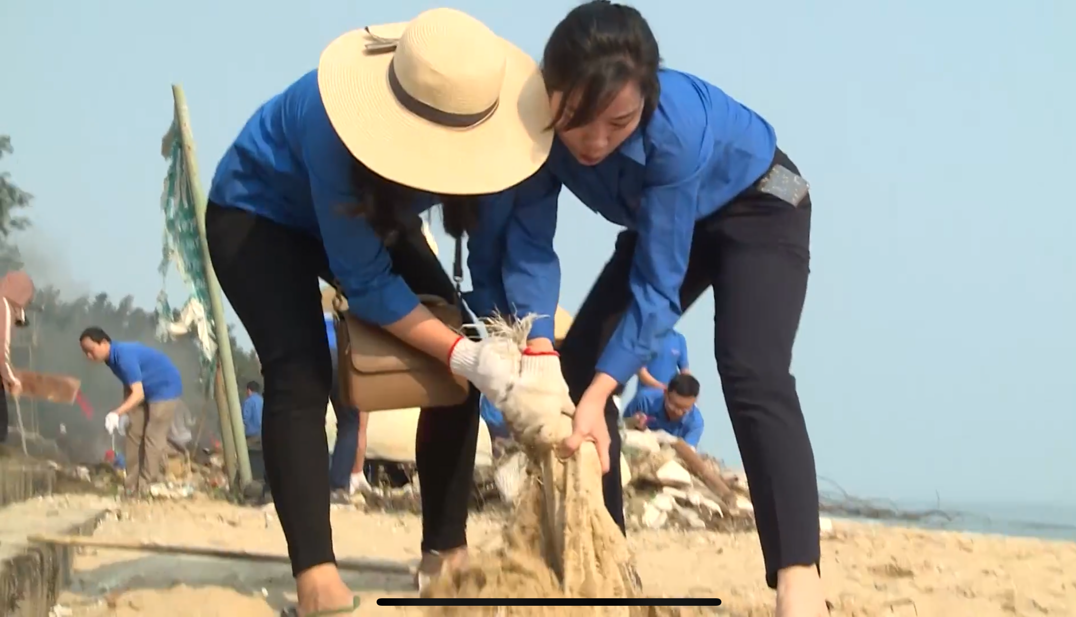 Hơn 150 đoàn viên thanh niên Hà Tĩnh ra quân làm sạch biển ảnh 3