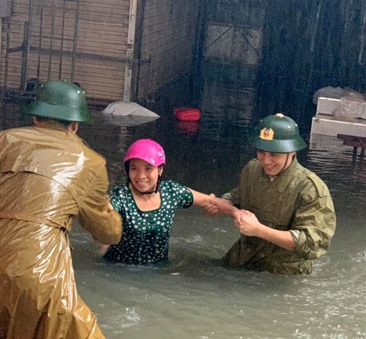 Thanh niên tình nguyện dầm mưa cứu trợ người dân tại rốn lũ chợ Vinh ảnh 2