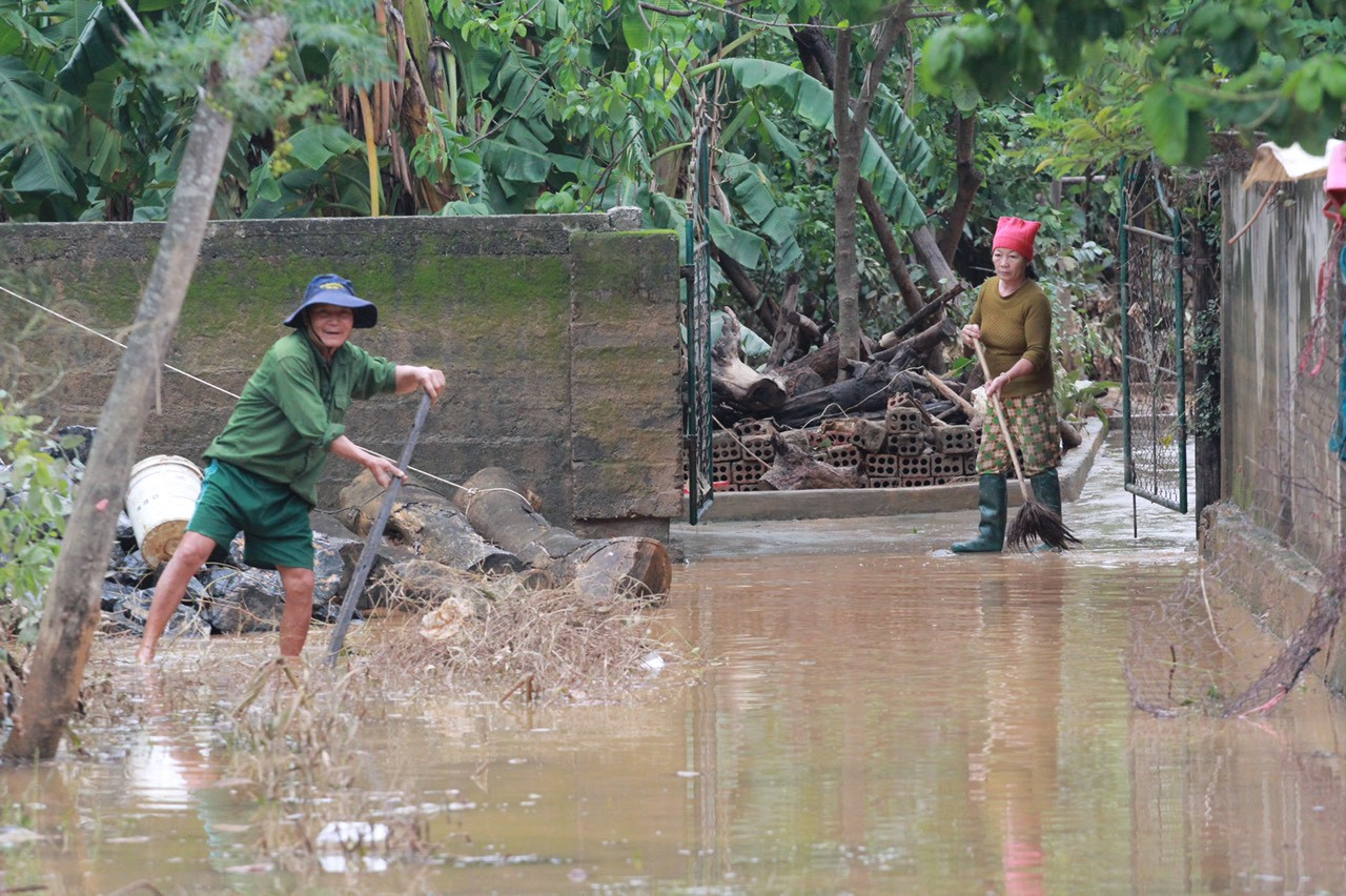 Người dân rốn lũ ngấn nước mắt bới bùn vớt vát tài sản ảnh 9