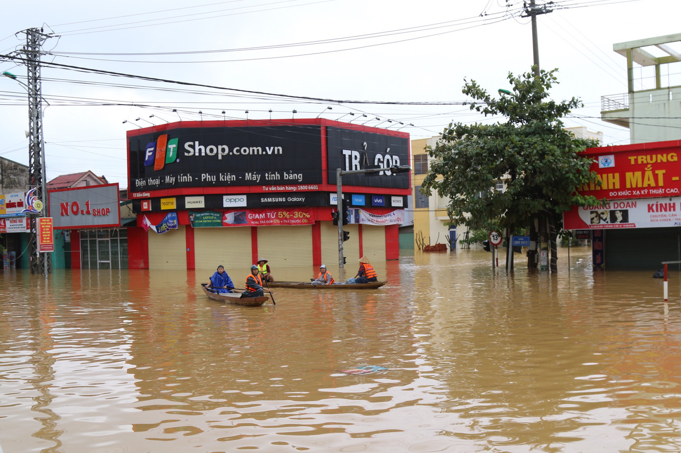 Lũ vây tứ bề: Lệ Thủy, Quảng Bình chìm trong biển nước ảnh 2