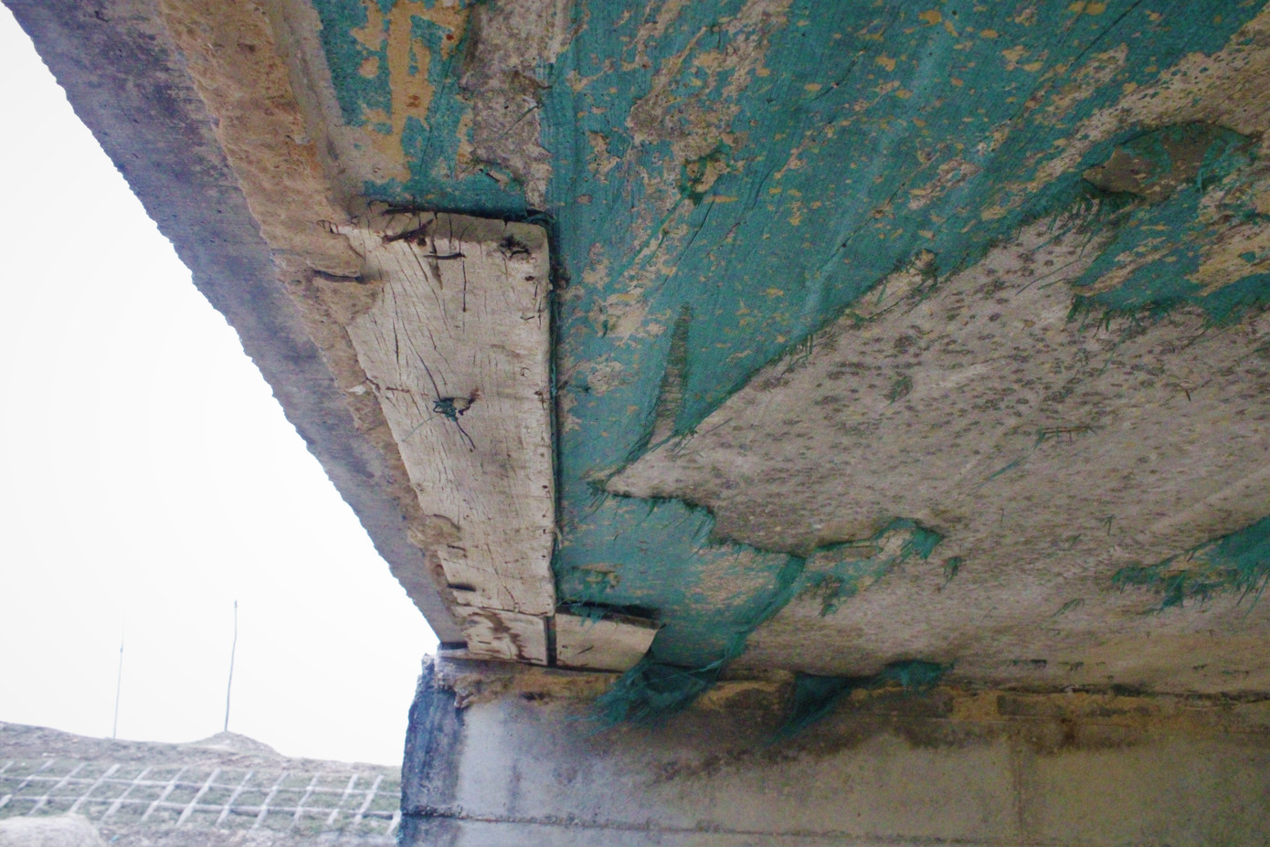 Cận cảnh cầu tiền tỷ bong tróc để lộ xốp, thép hoen gỉ ra ngoài ảnh 3