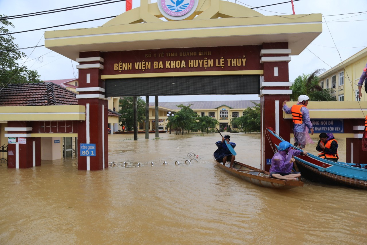 Chạy máy phát điện mổ khẩn cấp cho bệnh nhân tại Quảng Bình bị cô lập trong ‘rốn lũ’ ảnh 1
