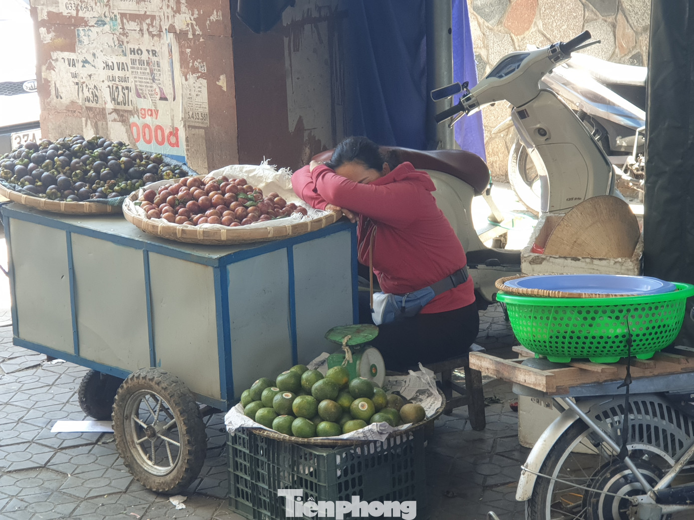 Trời 'đổ lửa', lao động sõng soài trên nền chợ đầu mối lớn nhất Bắc Trung Bộ ảnh 7