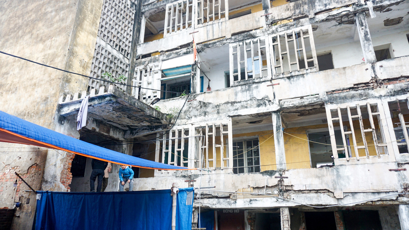 Cưỡng chế phá dỡ chung cư nứt toác gây nguy hiểm cho hàng ngàn cư dân ảnh 1