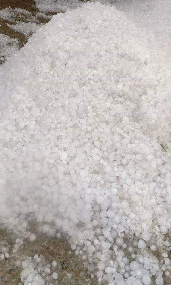 Nghệ An: Mưa đá văng tung toé, nhiều nhà dân hư hỏng nặng ảnh 1