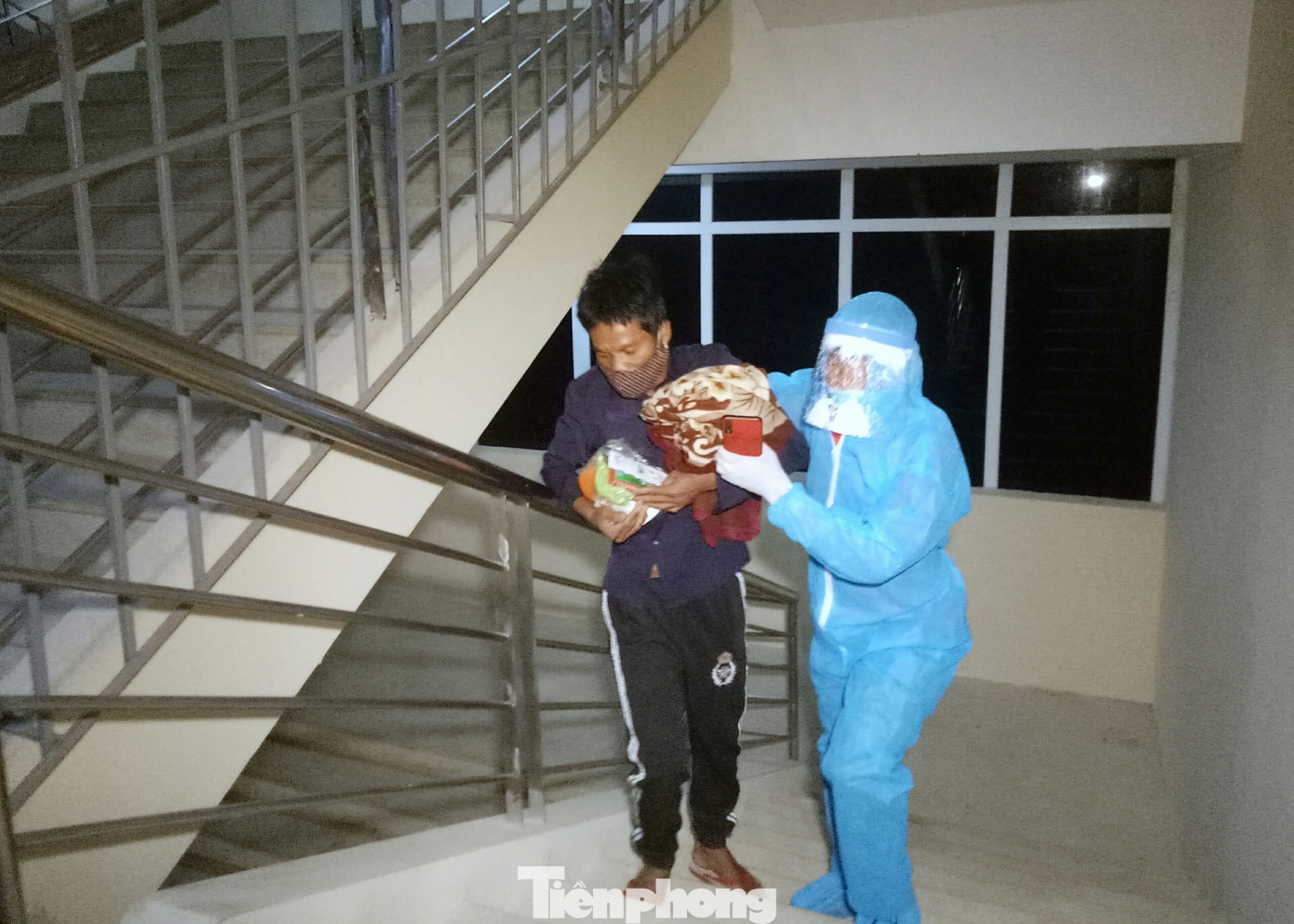 Trắng đêm đón công dân về nước tránh dịch COVID-19 ảnh 4