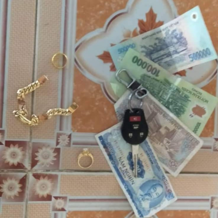 Học sinh lớp 3 nhặt được tiền và vàng đem trả lại người đánh rơi ảnh 2