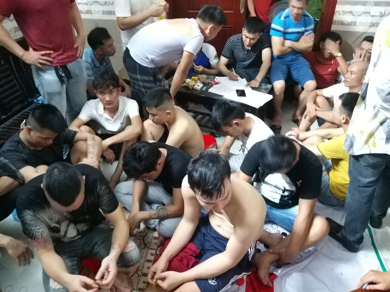 Hơn 60 cảnh sát vây bắt hàng chục đối tượng trong sới bạc ảnh 1