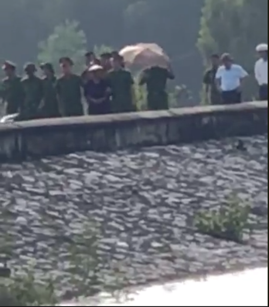 Thái độ lạnh lùng của bà nội nghi sát hại cháu gái tại buổi thực nghiệm hiện trường ảnh 1