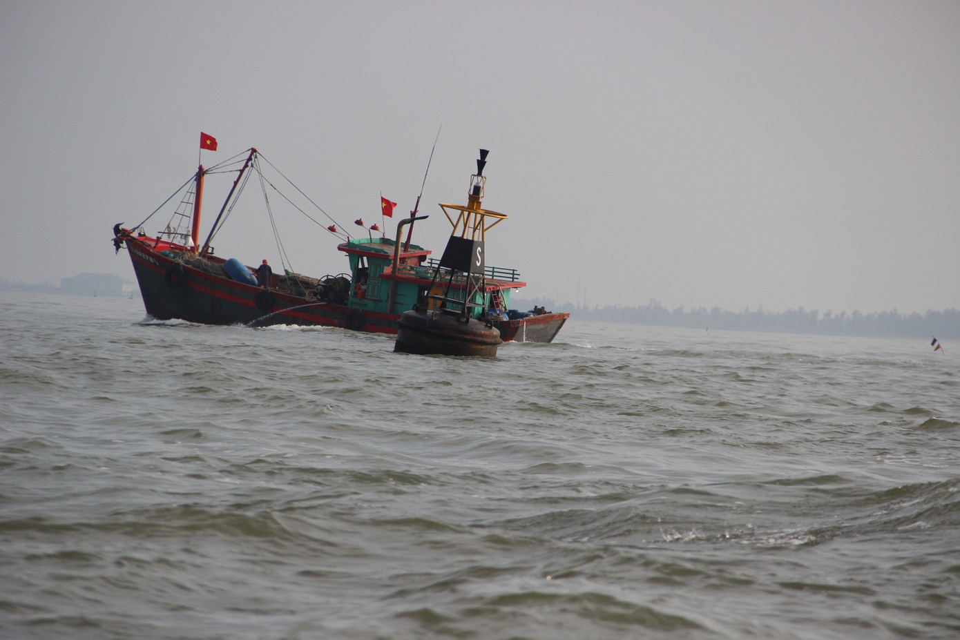 Ngư dân Nghệ An hồ hởi ra khơi sau bão số 2 ảnh 2