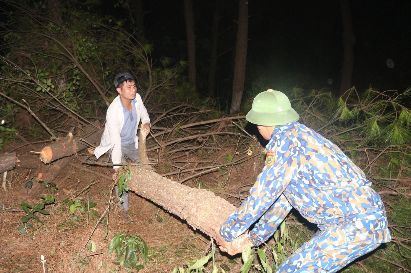 Trắng đêm cắt đường băng ngăn lửa “nuốt” rừng ảnh 10