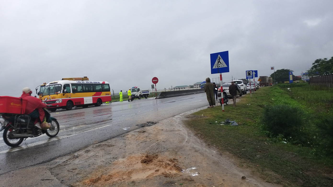 Xe container đâm văng xe khách 16 chỗ xuống ruộng, nhiều người bị thương nặng ảnh 2