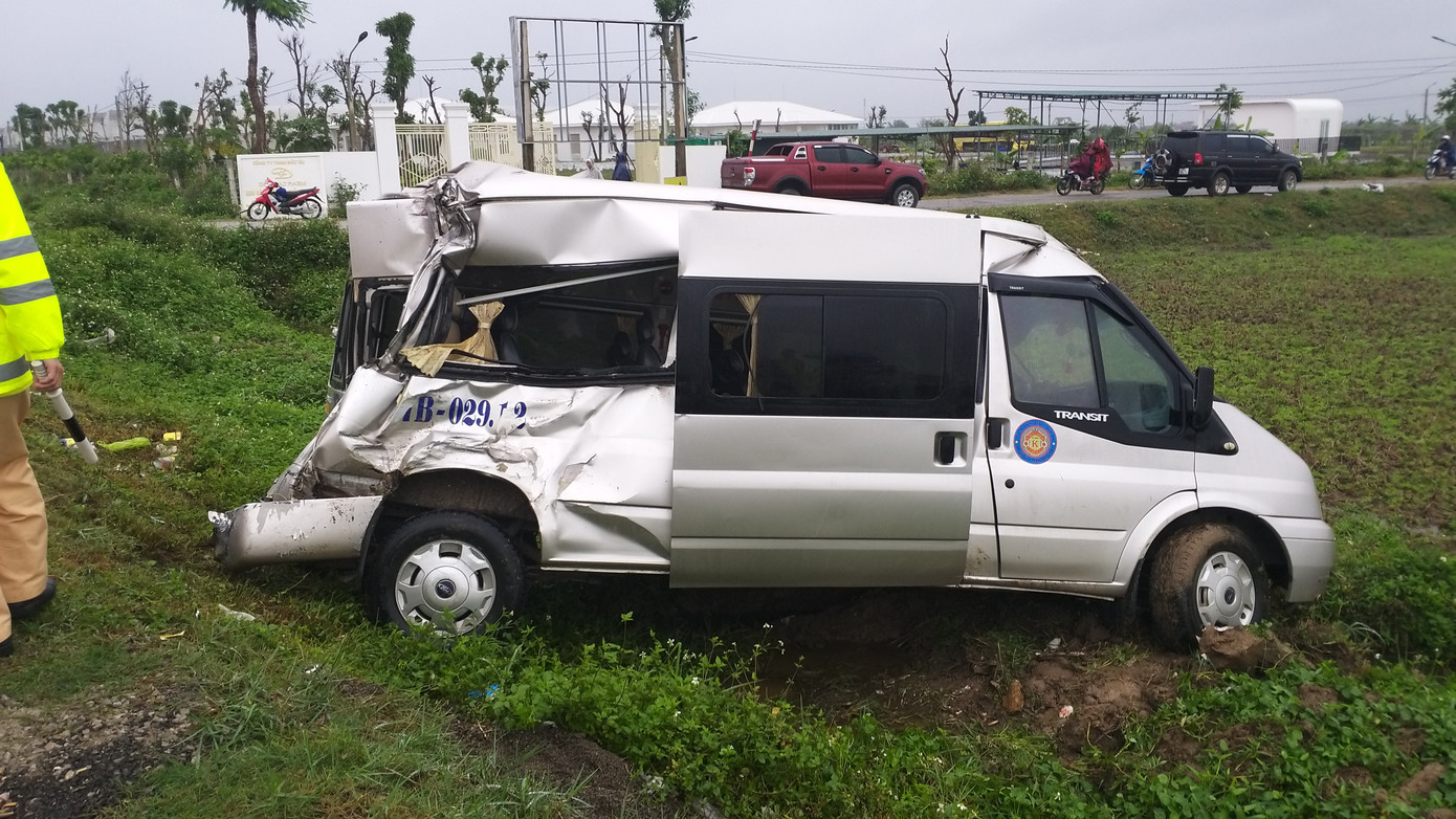 Xe container đâm văng xe khách 16 chỗ xuống ruộng, nhiều người bị thương nặng ảnh 1