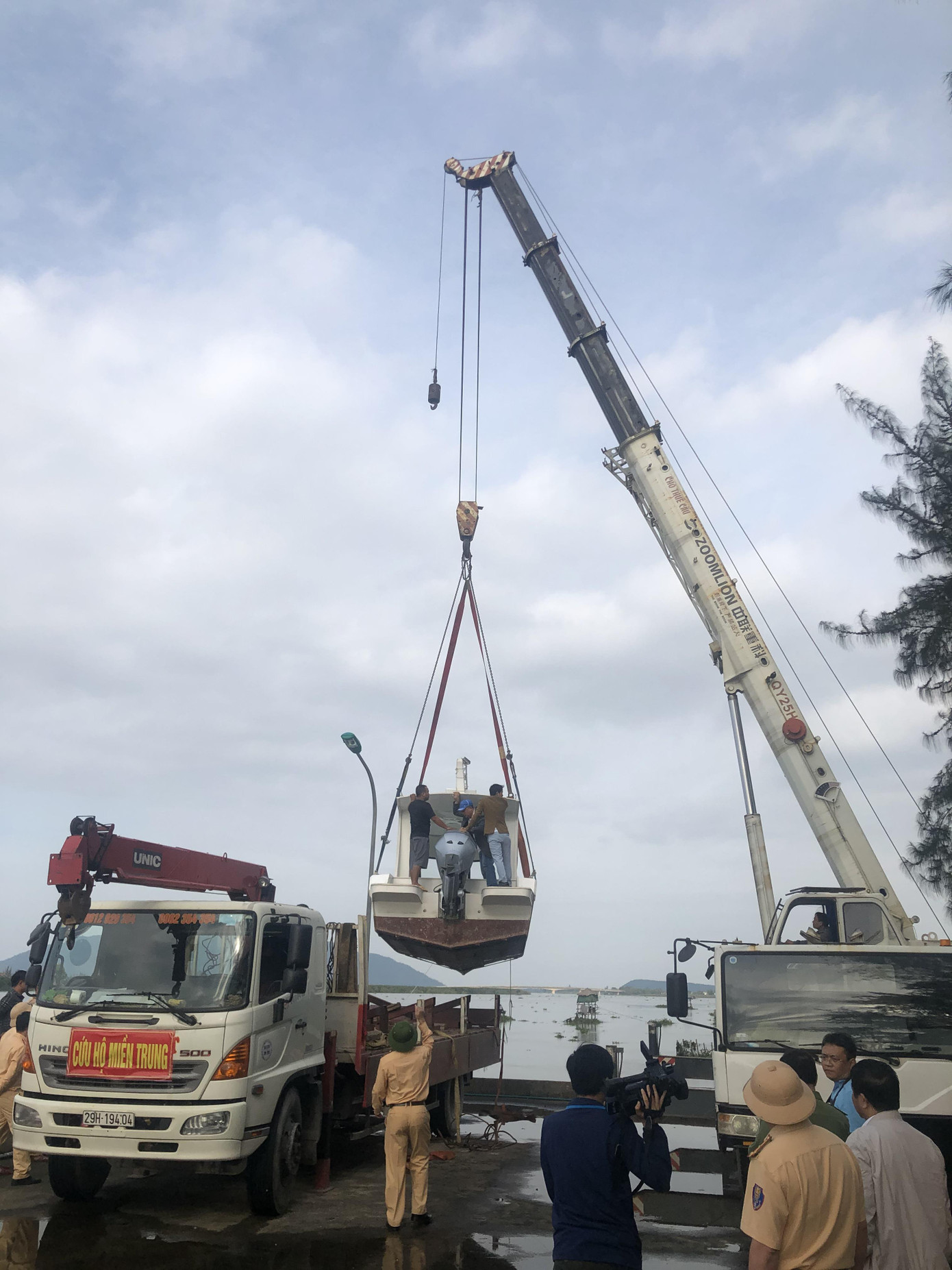 Bí thư Hà Tĩnh tiếp nhận cano cứu hộ, cứu nạn người dân vùng lũ ảnh 2