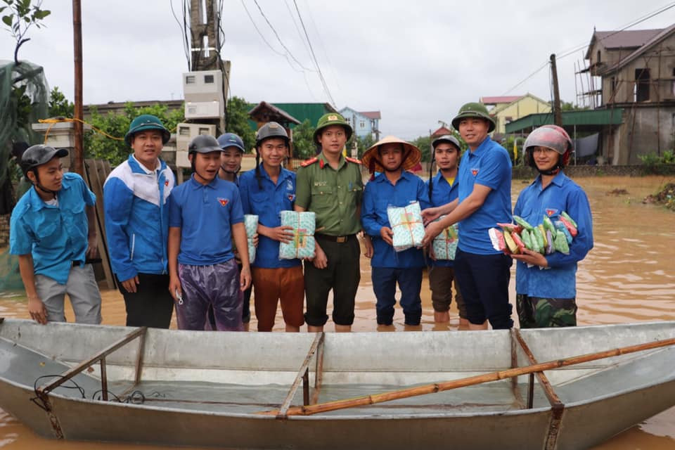 Thanh niên tình nguyện dầm mưa cứu trợ người dân tại rốn lũ chợ Vinh ảnh 11