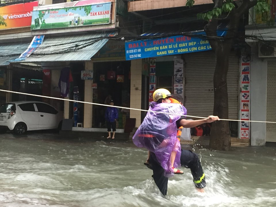 Thanh niên tình nguyện dầm mưa cứu trợ người dân tại rốn lũ chợ Vinh ảnh 7