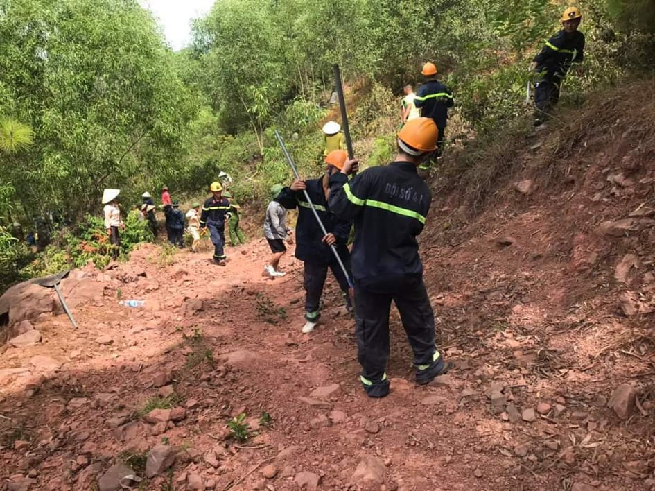 Nghệ An: Rừng cháy hừng hực, hàng nghìn người dập lửa ảnh 4