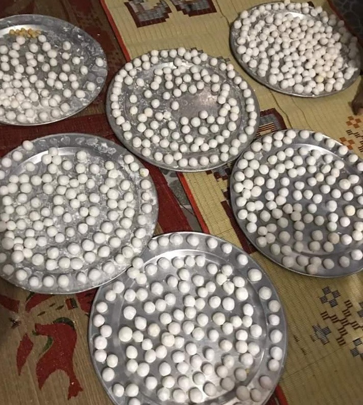 Người dân thâu đêm đỏ lửa luộc bánh chưng gửi vào khu cách ly tập trung ảnh 5