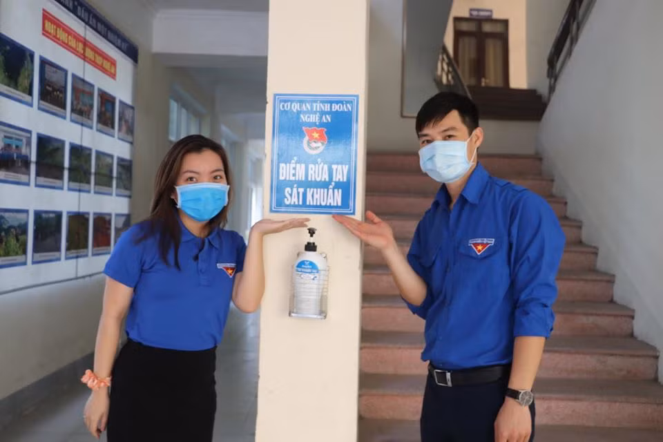 ĐVTN Nghệ An may hàng ngàn khẩu trang tặng người dân chống dịch ảnh 4