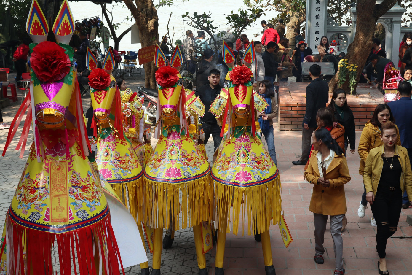 Hàng ngàn du khách dâng hương cầu bình an, phúc lộc tại đền ông Hoàng Mười ảnh 4