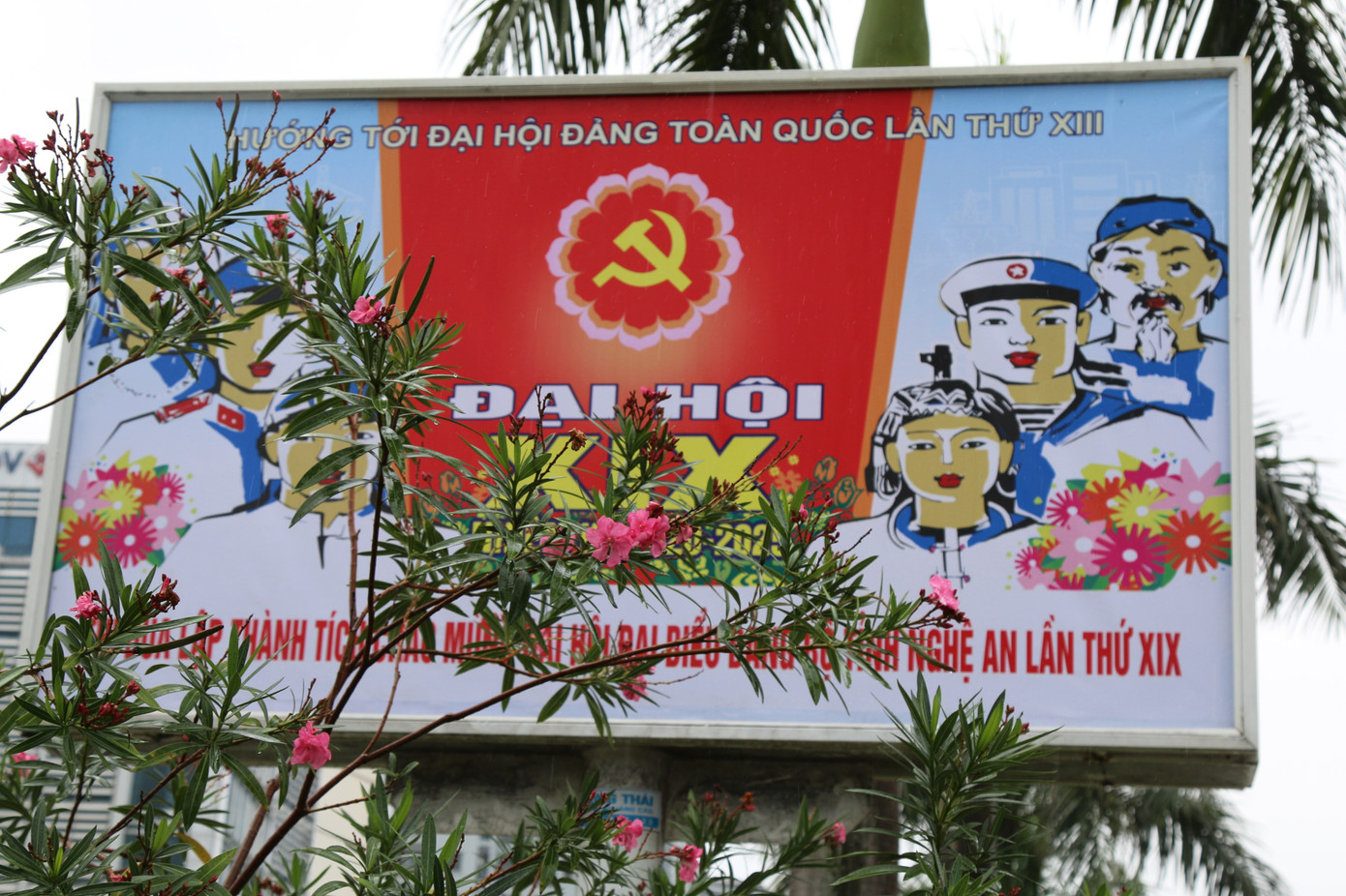 Nghệ An rực rỡ cờ hoa chào mừng Đại hội Đảng bộ tỉnh ảnh 1