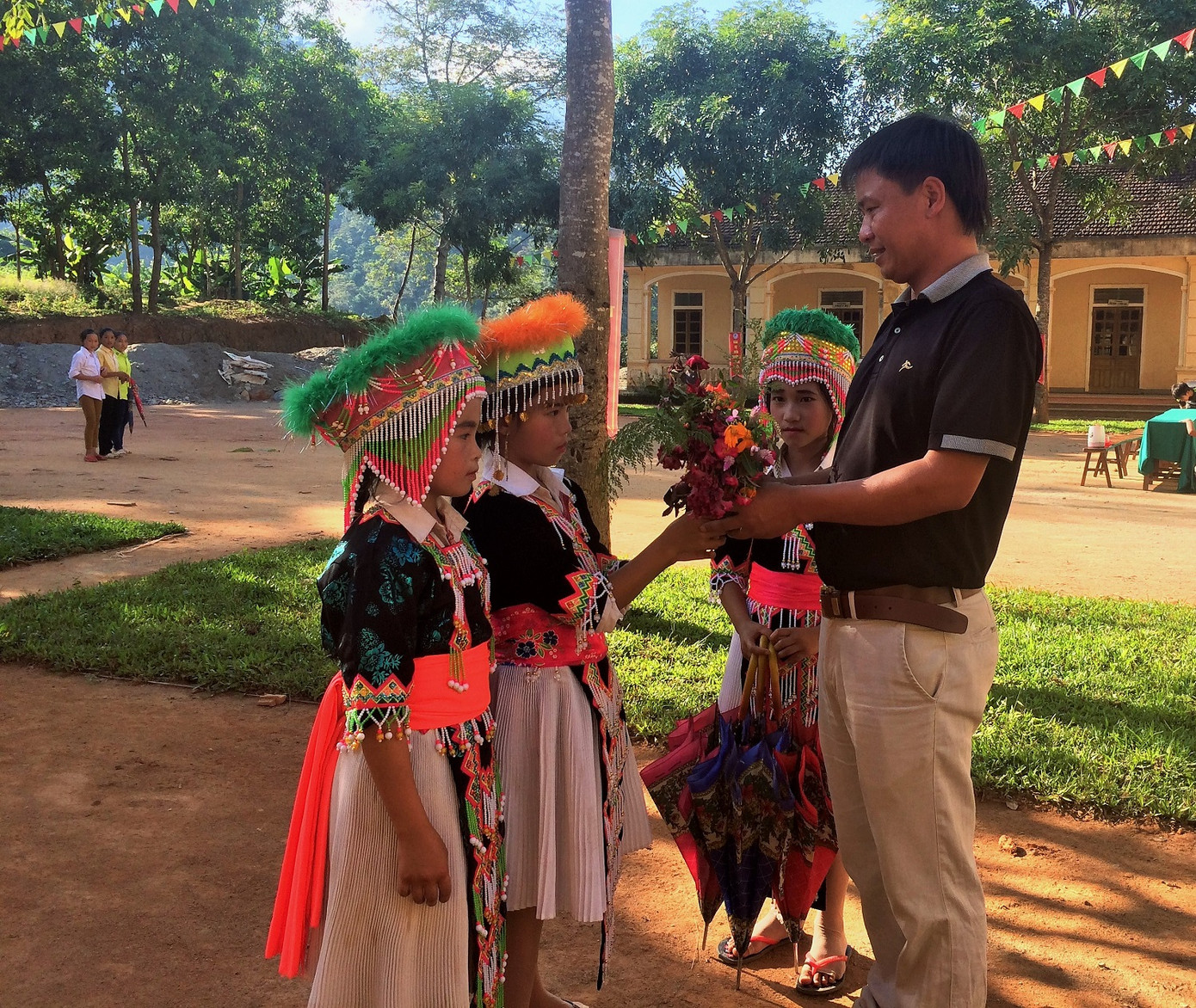 Xúc động học sinh mang hoa rừng, trái dại tặng thầy cô ngày lễ ảnh 5