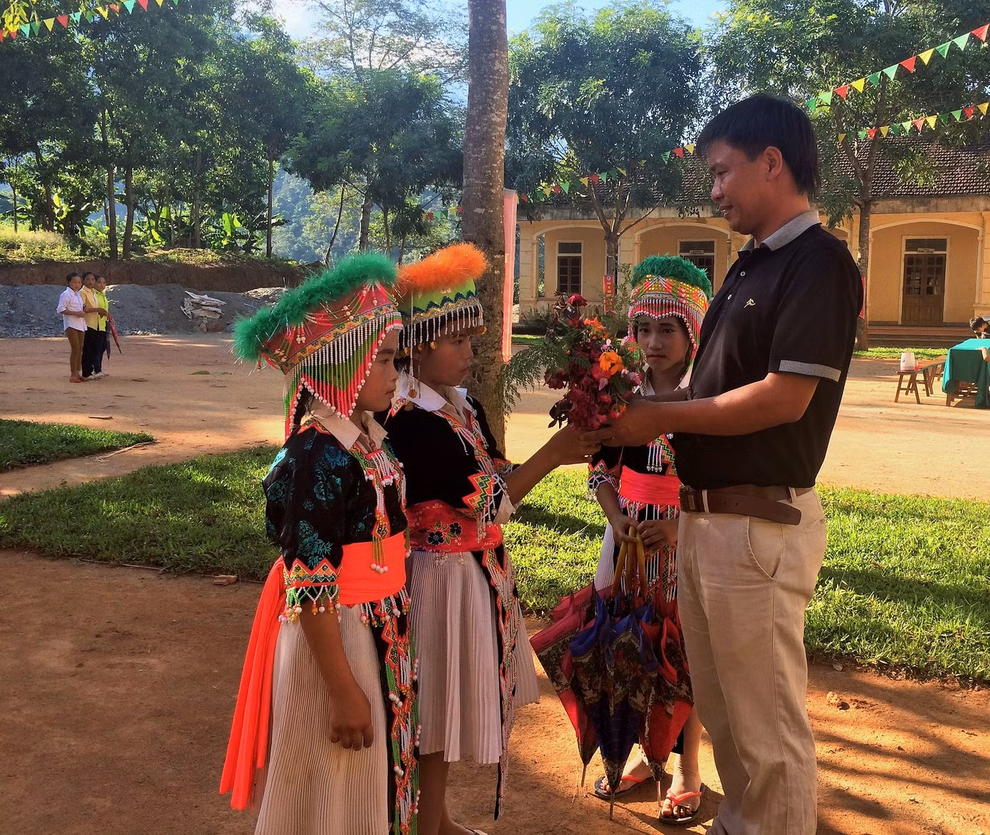 Xúc động học sinh mang hoa rừng, trái dại tặng thầy cô ngày lễ ảnh 5