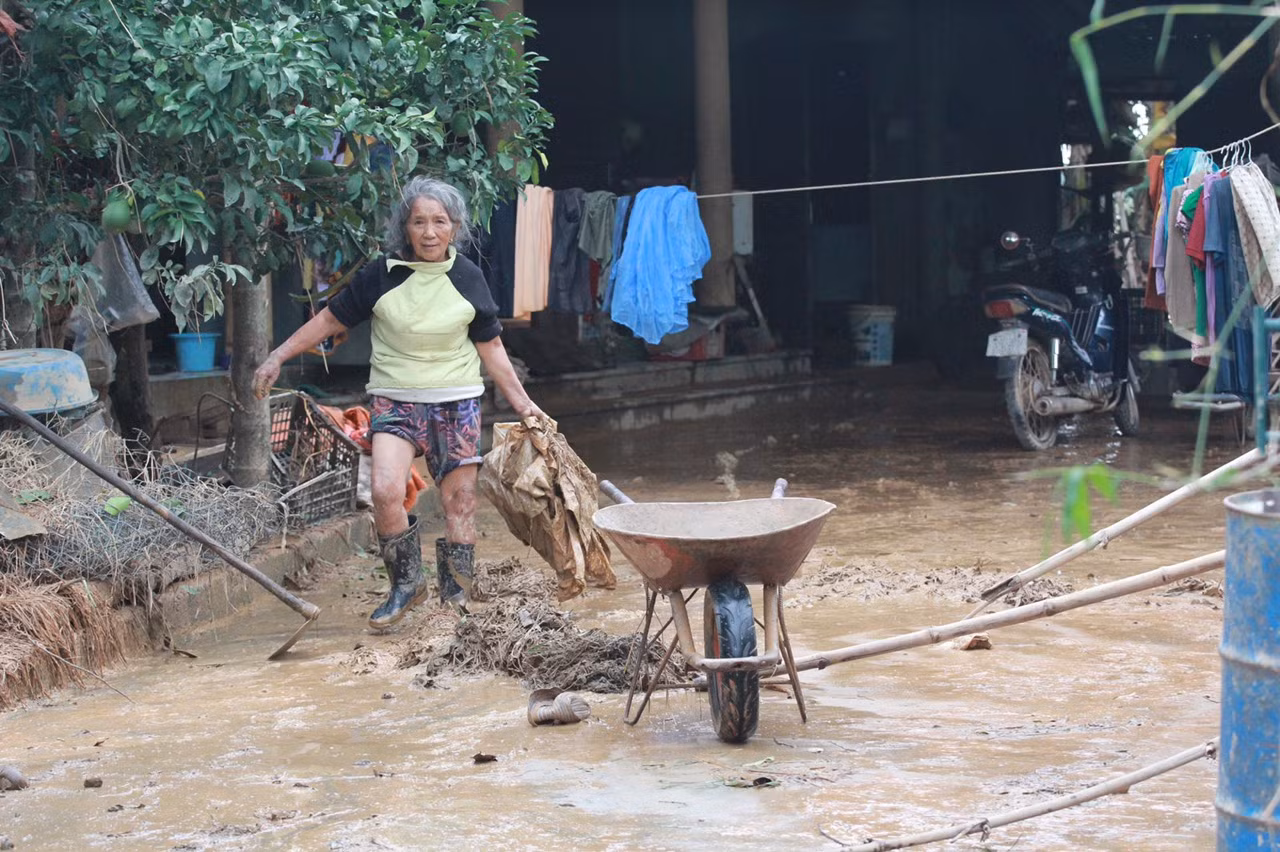 Người dân rốn lũ ngấn nước mắt bới bùn vớt vát tài sản ảnh 6
