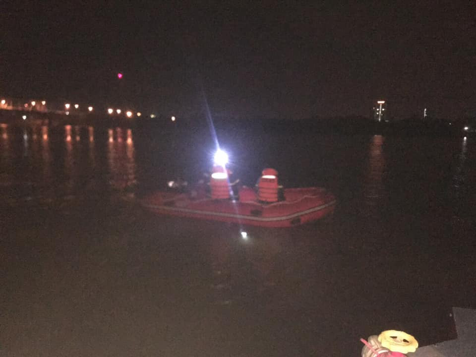 Xuyên đêm tìm người phụ nữ nhảy cầu Bến Thủy tự vẫn ảnh 1