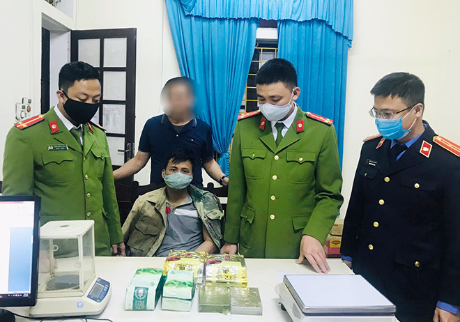 Huy động hàng chục cảnh sát vây bắt trùm ma túy trong đêm ảnh 1