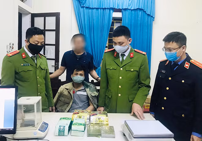 Huy động hàng chục cảnh sát vây bắt trùm ma túy trong đêm ảnh 1