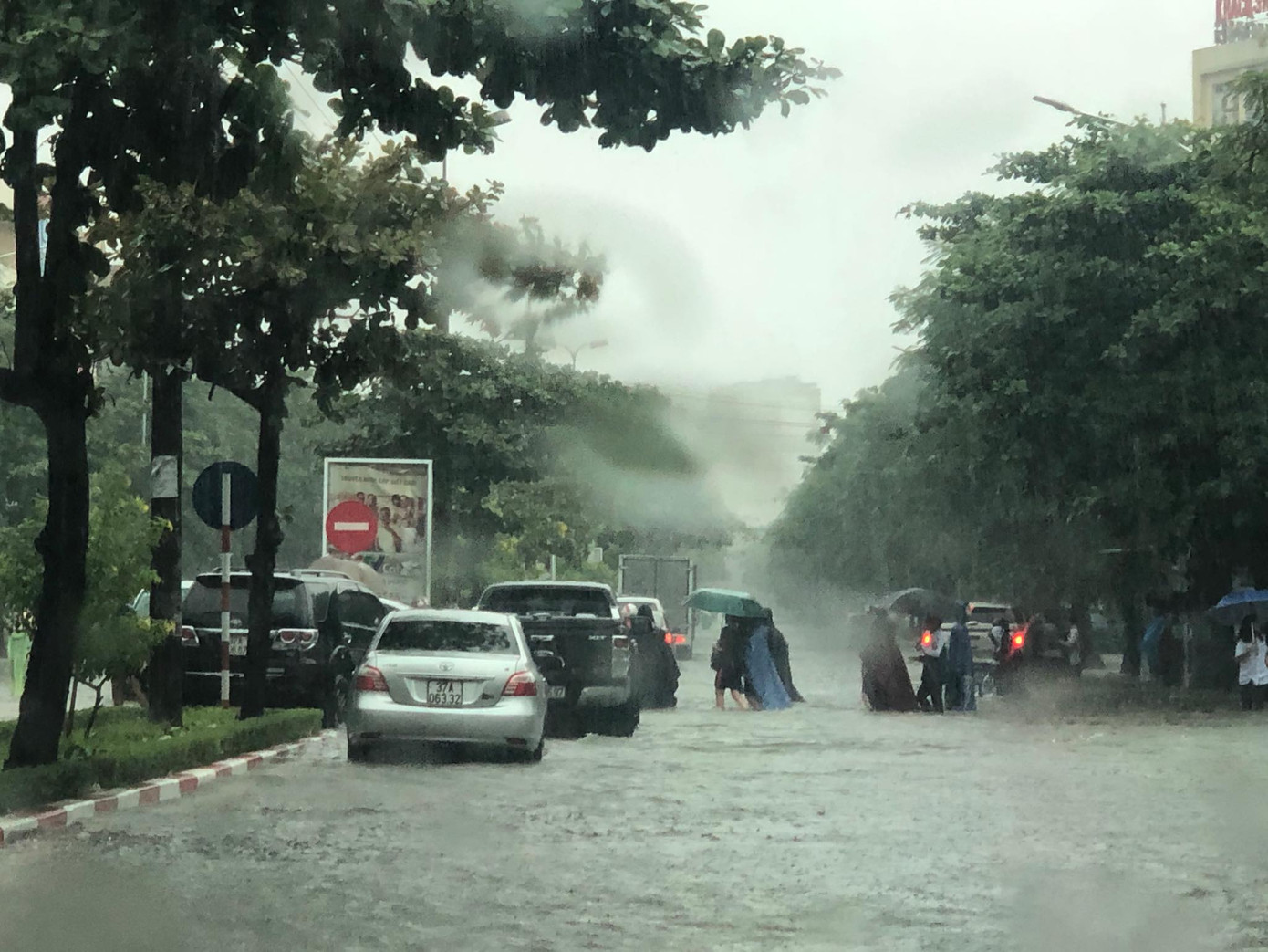 Thành Vinh 'thất thủ' sau trận mưa xối xả ảnh 6