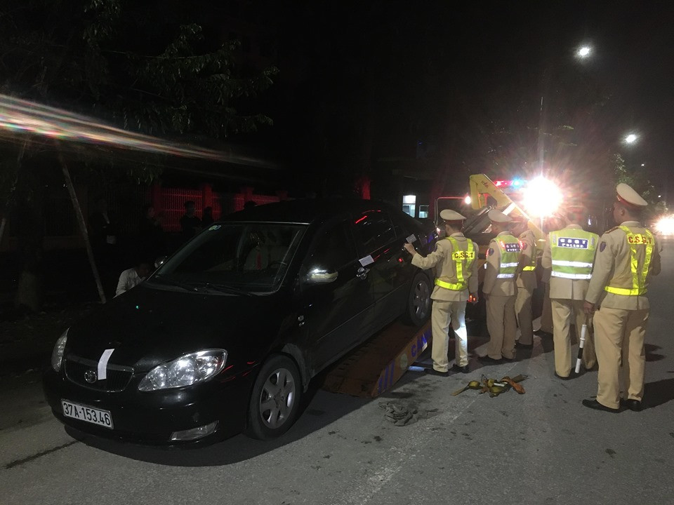 Vi phạm nồng độ cồn, tài xế thản nhiên khoá cửa ô tô rồi bỏ đi ảnh 1