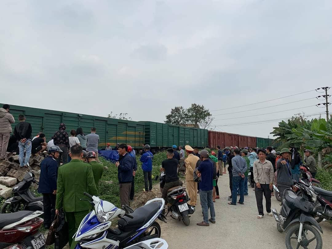 Tàu hỏa tông văng xe tải xuống ao, cán tài xế tử vong ảnh 2